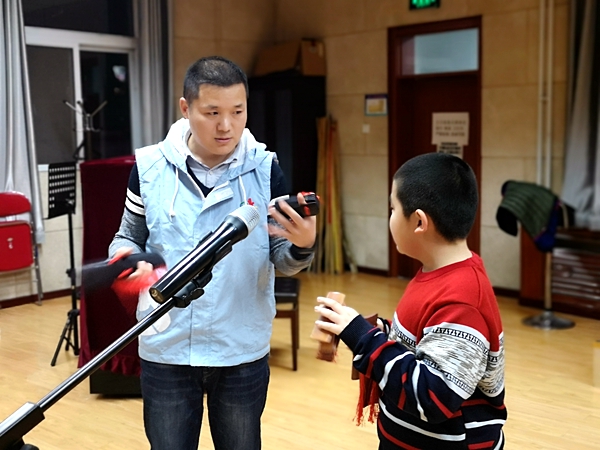 插图3：刘桂彪为小学员单独辅导