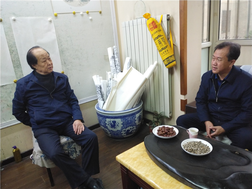 戴振宇(左)和大兴区文联主席蒋俊杰座谈交流 戴振宇(左)和大兴区文联主席蒋俊杰座谈交流