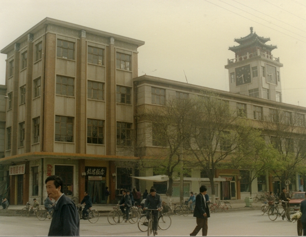 插图3:入选组照《鼓楼东大街》(1993年) 插图3:入选组照《鼓楼东大街》(1993年)