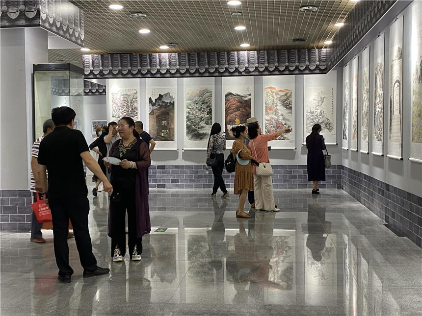10-美术爱好者观展绘画作品(白雪摄) 10-美术爱好者观展绘画作品(白雪摄)