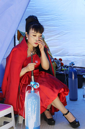 演出结束后，唢呐演奏家侯彦秋赶紧到医务帐篷吸氧。