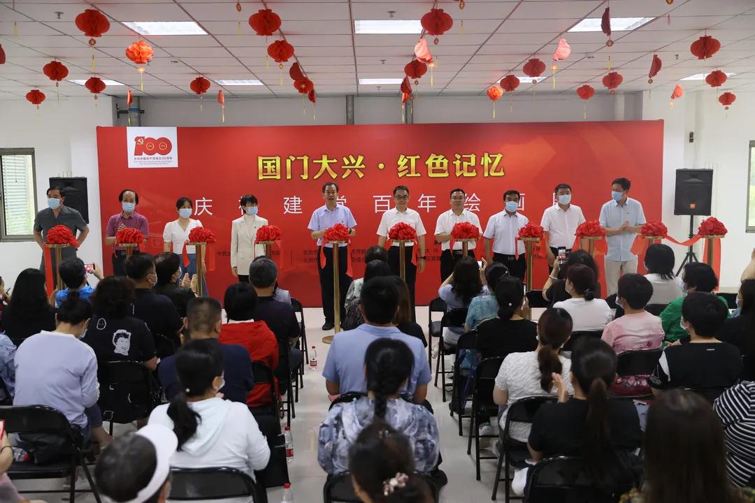 出席领导为启动仪式剪彩 出席领导为启动仪式剪彩