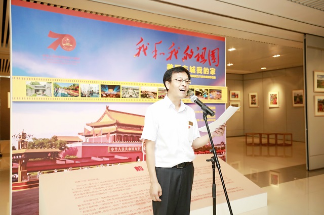 03东城区文联党组成员、秘书长王铭坤主持开幕式 03东城区文联党组成员、秘书长王铭坤主持开幕式