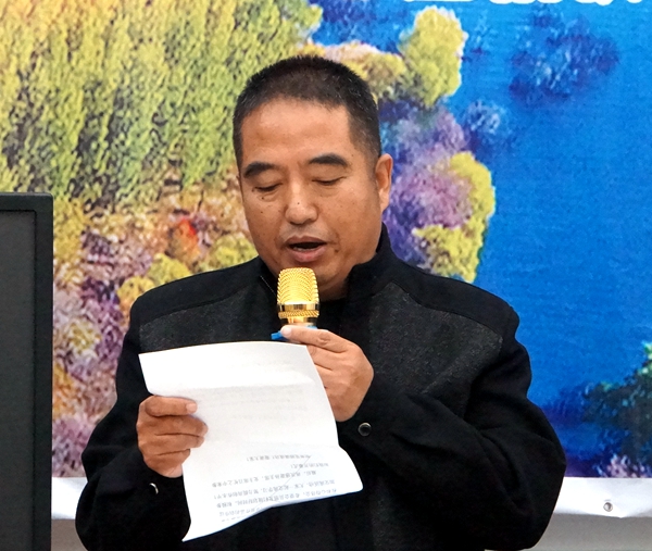 插图3：密云根石协会主席张春德介绍展览筹备情况