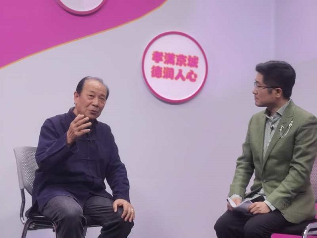 潘家园文联主席塘萍接受访谈(张正晔摄) 潘家园文联主席塘萍接受访谈(张正晔摄)