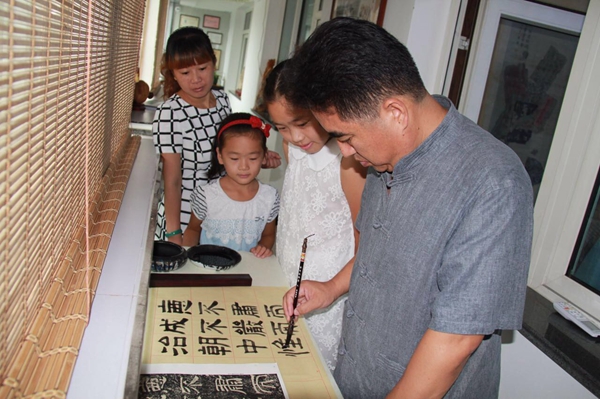 图片3  张春德临帖中