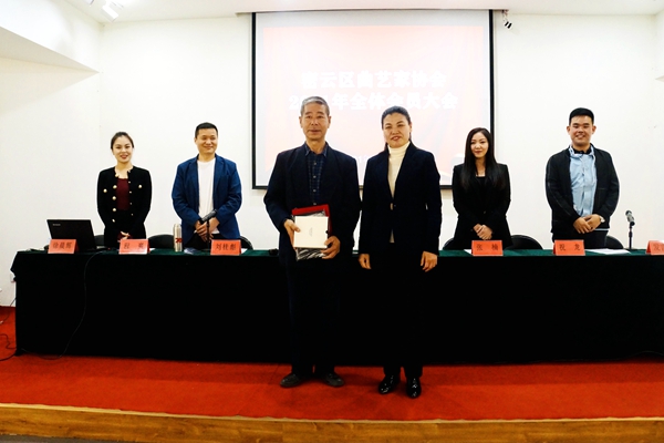 插图4：密云区文联副主席张金月给陈光启老师颁奖