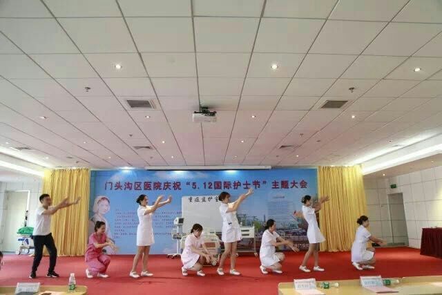 区医院护士自编自演舞台剧《淡淡幽香浓浓情》（金釗鑫摄）
