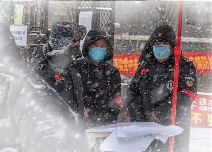 风雪中的坚守  黄果 摄 风雪中的坚守  黄果 摄
