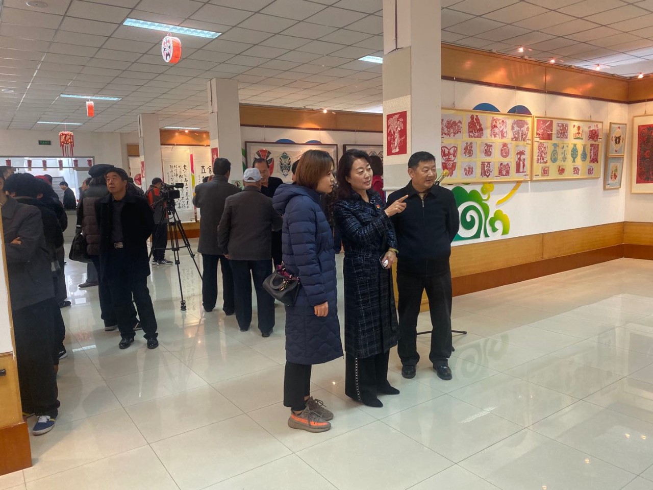 3文联副主席刘月辉参观作品 3文联副主席刘月辉参观作品