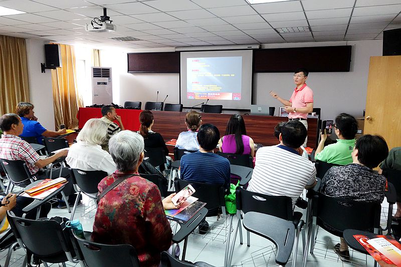 插图2：北京摄影爱好者协会秘书长黄海京在点评讲解北京摄影爱好者协会秘书长黄海京