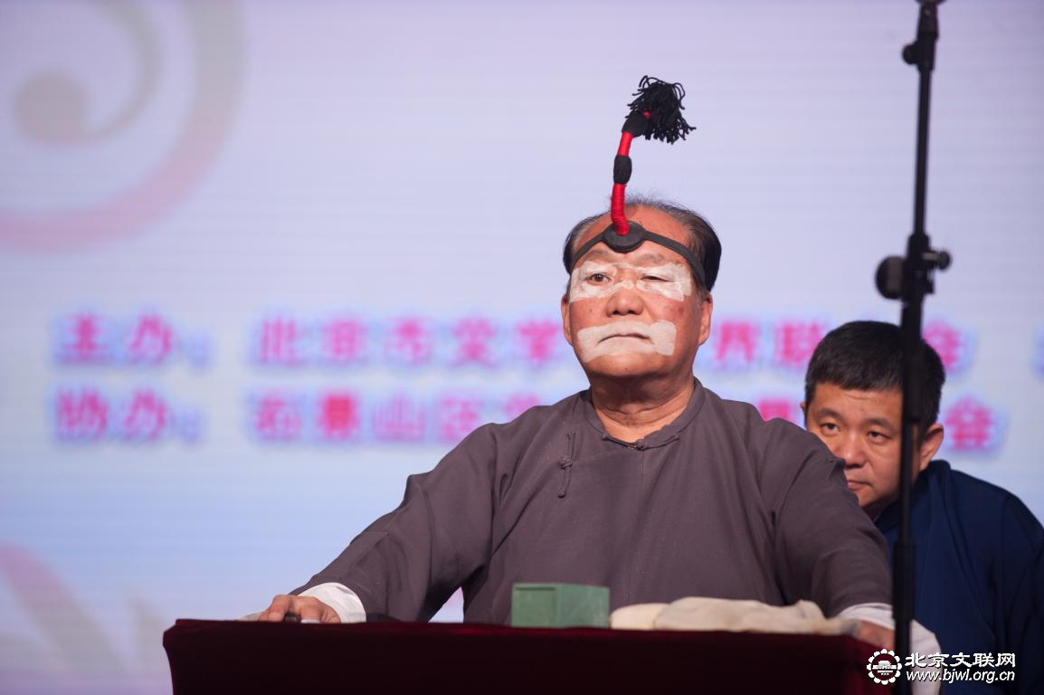 王波、王文安表演双簧《老少乐》