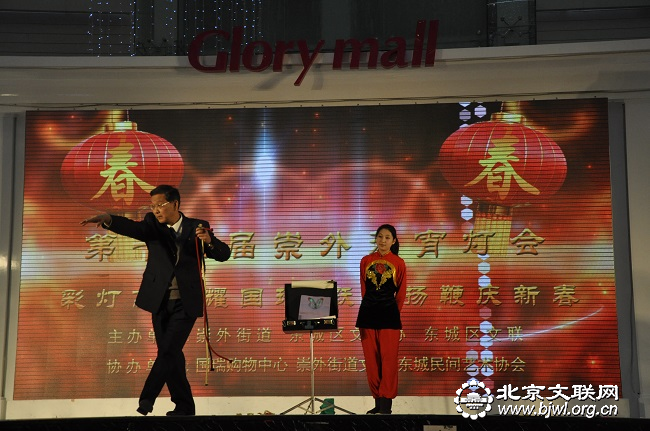 第十四届崇外元宵灯会,民间艺术家的精彩魔术赢得了观众阵阵喝彩。 第十四届崇外元宵灯会,民间艺术家的精彩魔术赢得了观众阵阵喝彩。