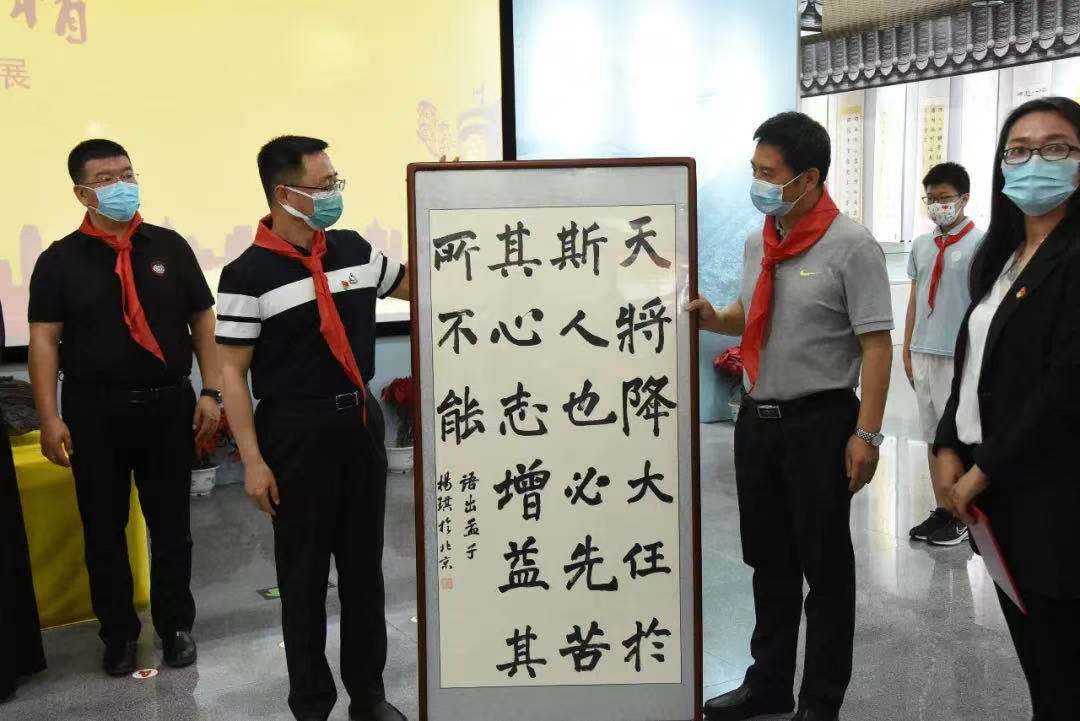 5-区少年宫向永定河文化博物馆捐赠书法作品仪式（白雪摄）