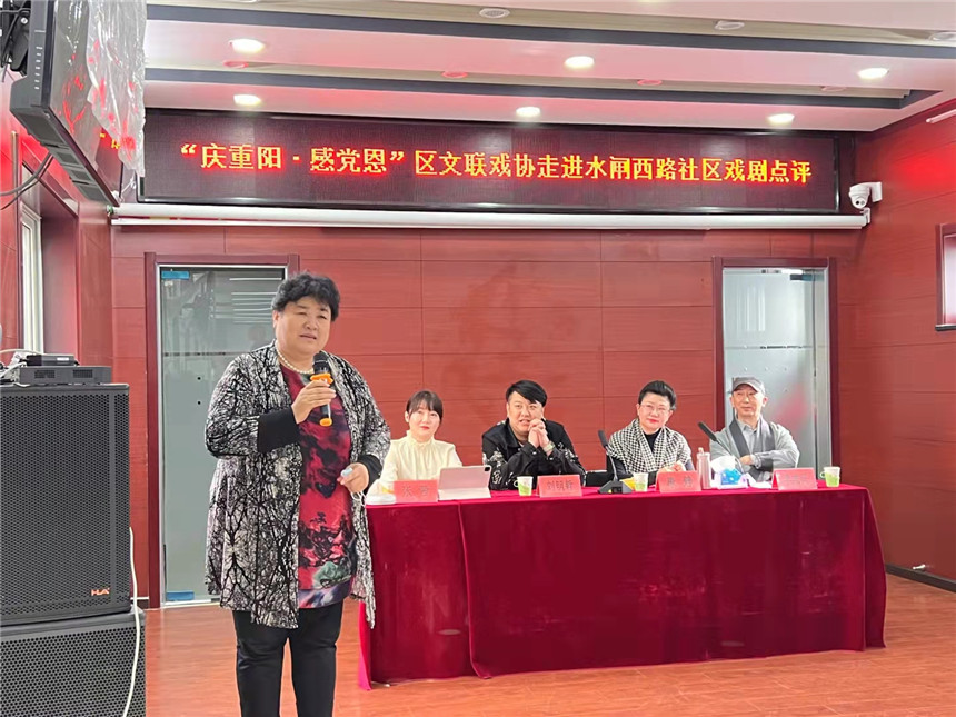 4、资深老旦票友演唱互动(王碧瑶摄) 4、资深老旦票友演唱互动(王碧瑶摄)