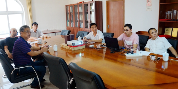 插图1:评委在认真评选 插图1:评委在认真评选