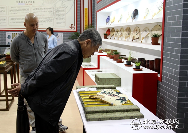 精美折扇吸引市民驻足_副本