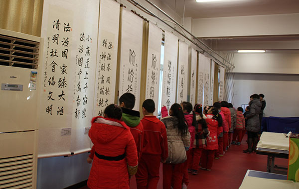 学生参观书画作品 学生参观书画作品