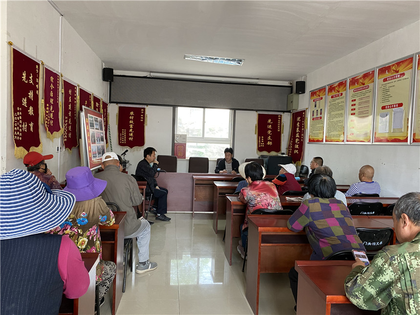 1-区文联党组成员刘金利为军响村垃圾分类管理员就《北京市生活垃圾管理条例》进行了详细解读(白雪摄) 1-区文联党组成员刘金利为军响村垃圾分类管理员就《北京市生活垃圾管理条例》进行了详细解读(白雪摄)