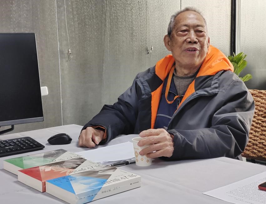 杨沫之子马青柯在研讨会上发言 杨沫之子马青柯在研讨会上发言