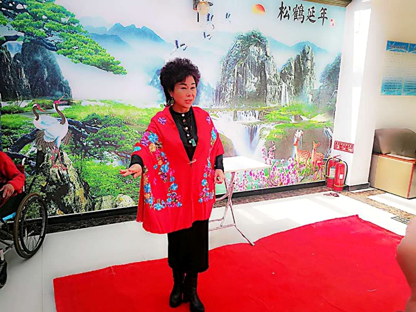 插图1:李长艳演唱《龙江颂》 插图1:李长艳演唱《龙江颂》