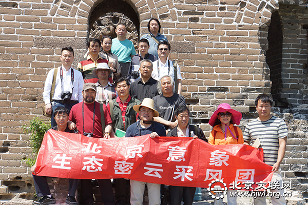 2画家们在司马台长城顶上