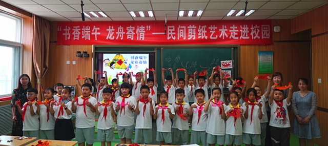 3剪纸艺术家与孩子们合影 3剪纸艺术家与孩子们合影