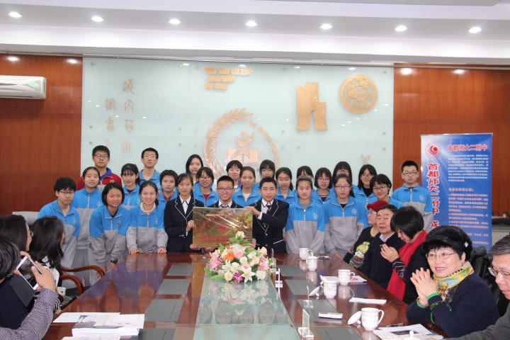 首师大二附中文学社部分同学合影