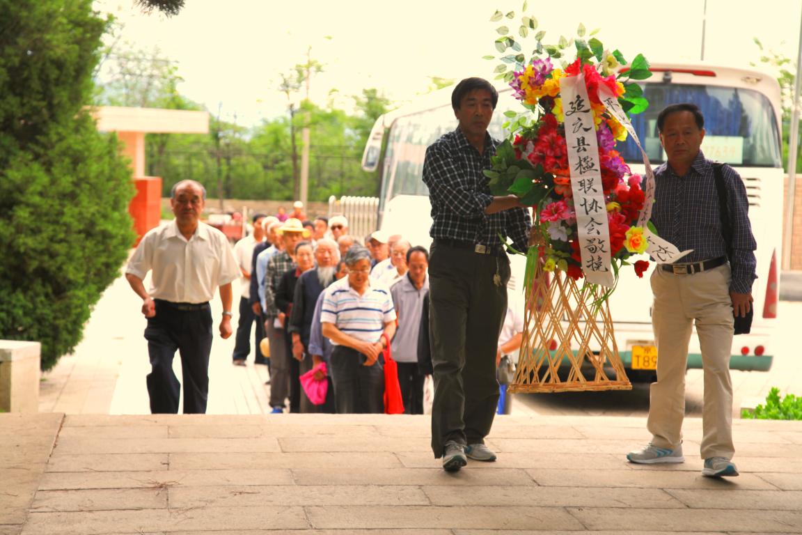 延庆县楹联协会向平北抗日烈士纪念碑敬献花篮