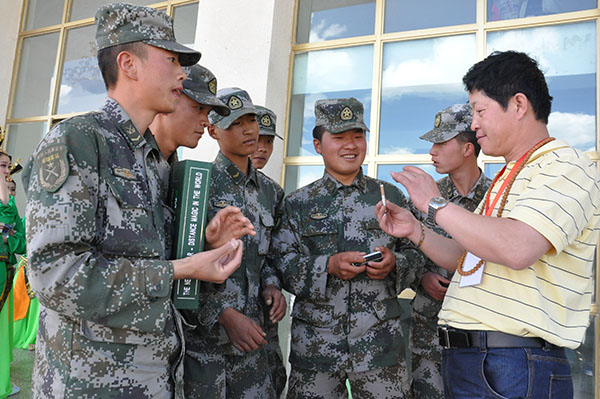 魔术师李学义在后台教战士们变魔术