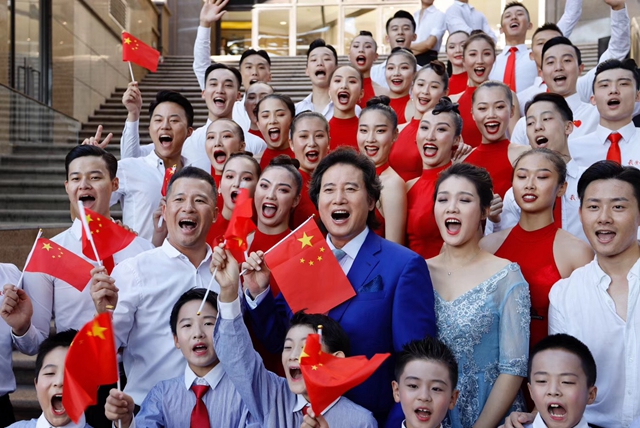 2朝阳区文联举办“我爱你中国”千人快闪活动(摄影:郭建设) 2朝阳区文联举办“我爱你中国”千人快闪活动(摄影:郭建设)