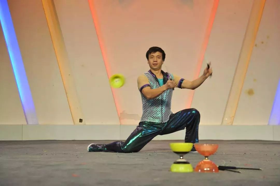 杂技《花式空竹》 杂技《花式空竹》