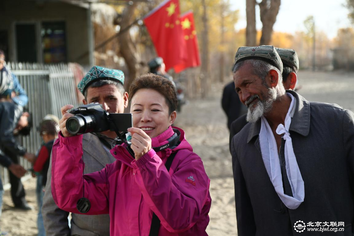 安佳和维族老乡一起拍摄美景