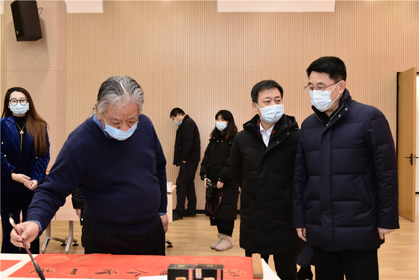 3-区书协主席康阿青撰写春联