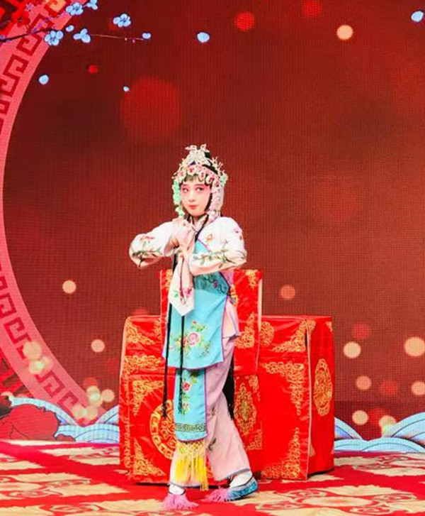 插图3:孩子们在表演 插图3:孩子们在表演