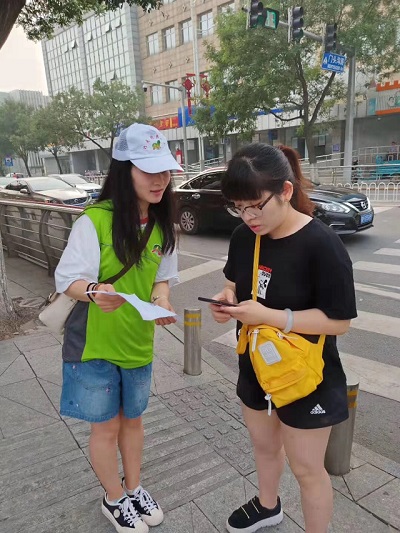 3-区文联职工邀请市民参与文明交通线上答题(任海濛摄) 3-区文联职工邀请市民参与文明交通线上答题(任海濛摄)