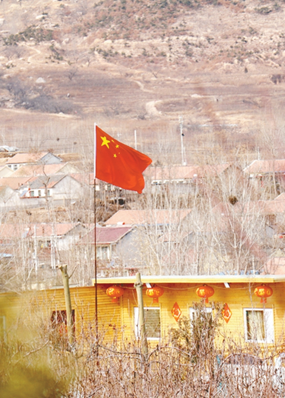 山村升起国旗来  王春义  摄