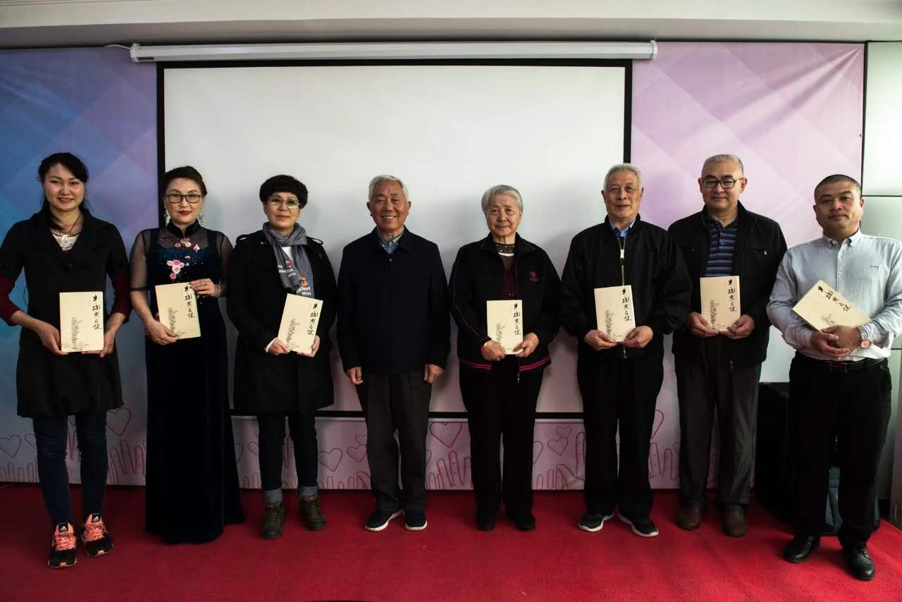 02徐东升老师向各界代表赠送图书 02徐东升老师向各界代表赠送图书