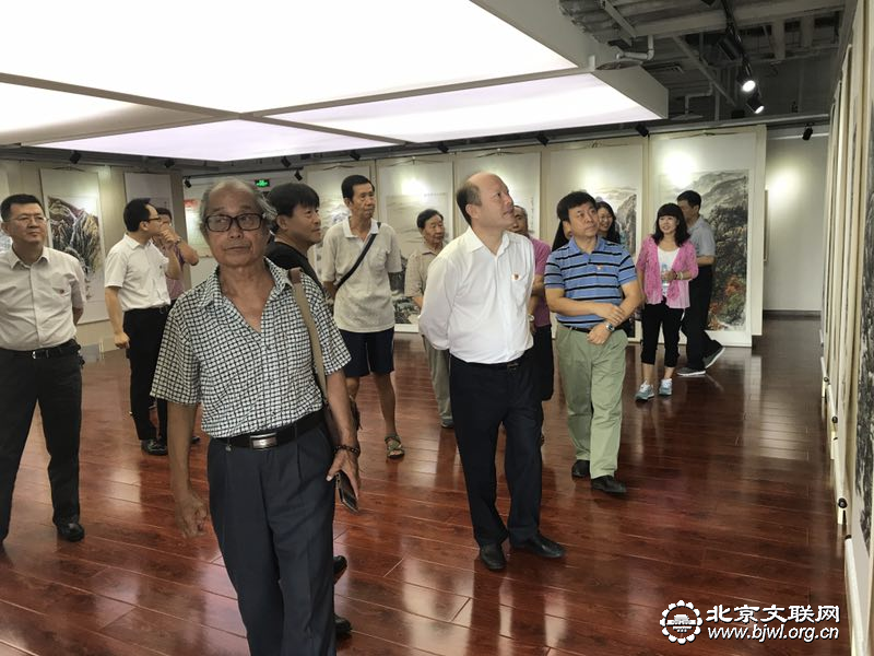 3-参观展览活动现场(王魏摄) 3-参观展览活动现场(王魏摄)