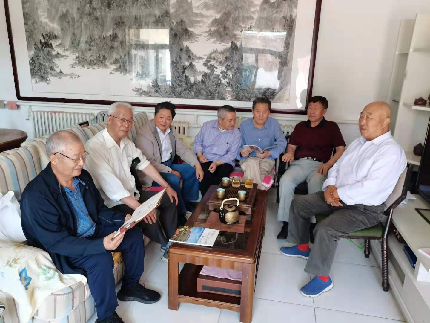 与会人员认真学习文件精神 与会人员认真学习文件精神