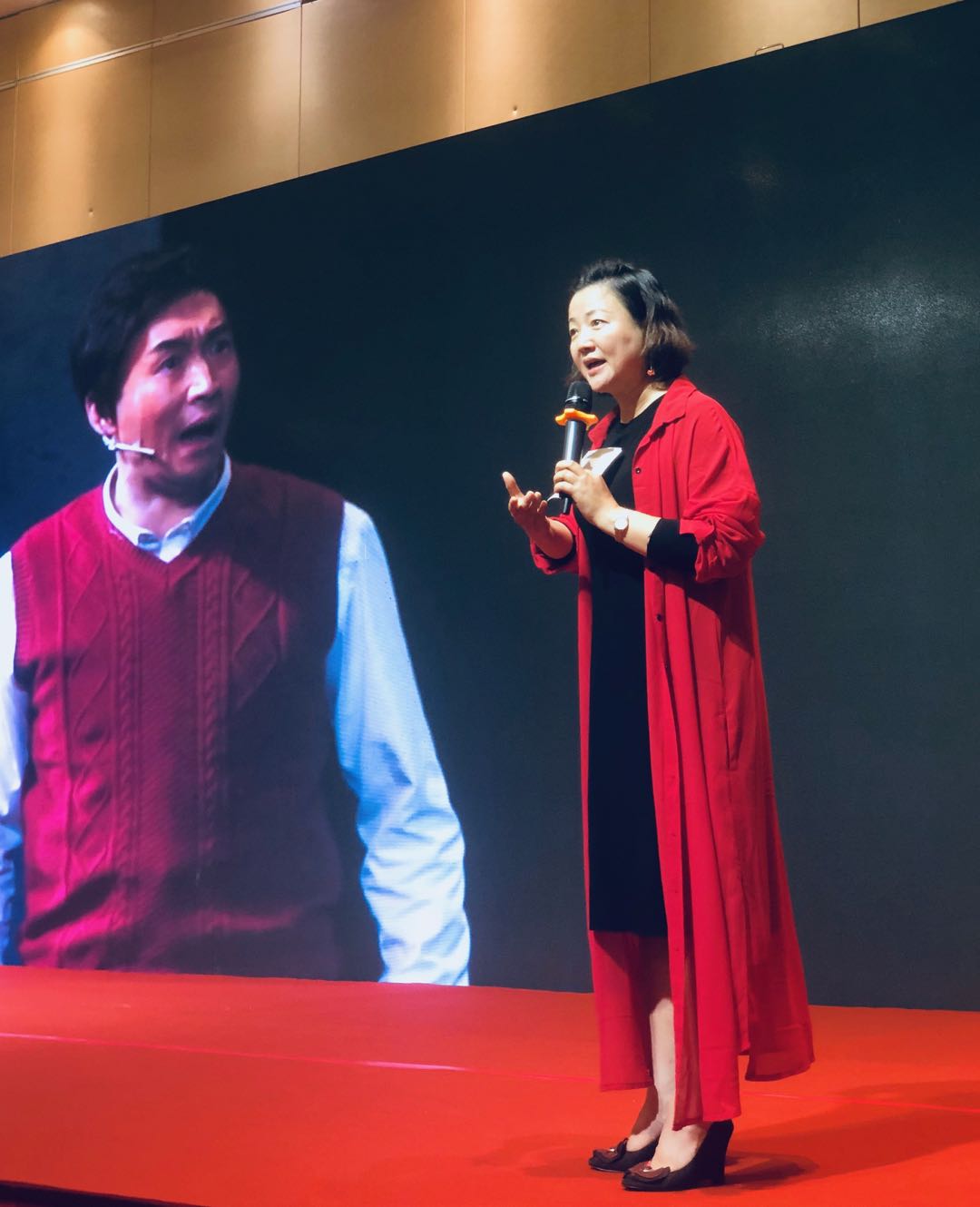 周笑莉代表剧组发言