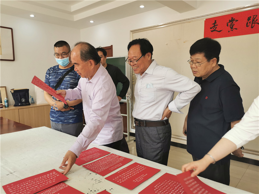 1-冷万里、连双存、郝月辉三位专家进行现场评审