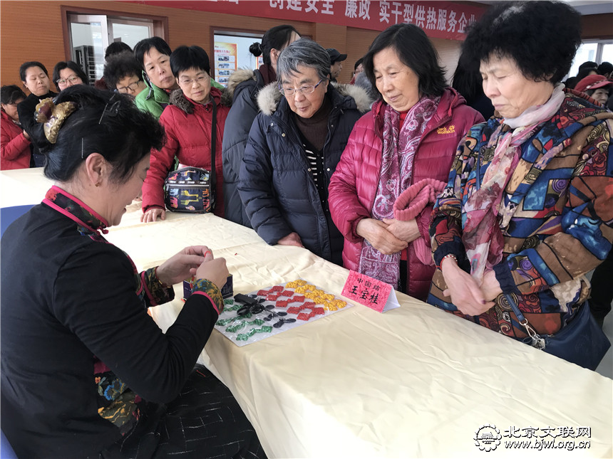 居民们等王宝桂老师编制本命年红手链