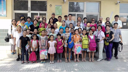 和孩子们合影留念 和孩子们合影留念