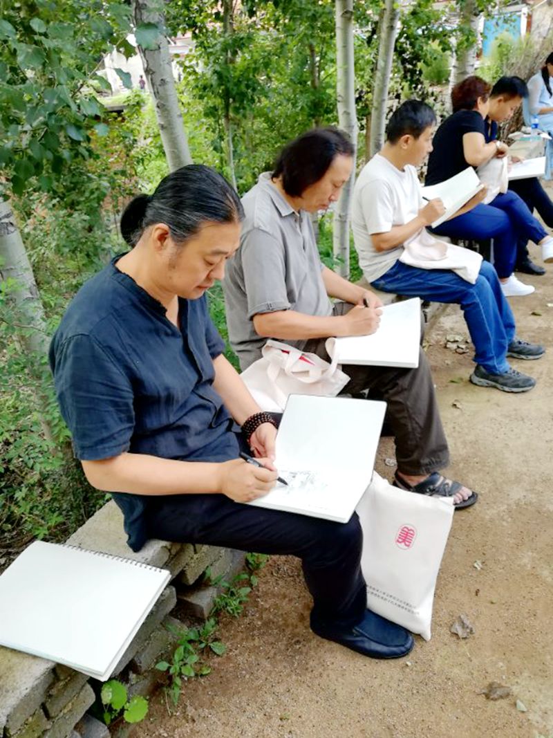 插图5:学员们在认真写生 插图5:学员们在认真写生