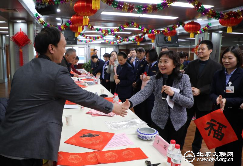 2区文联常务副主席兼秘书长金童慰问参加活动的艺术家（向菲摄）