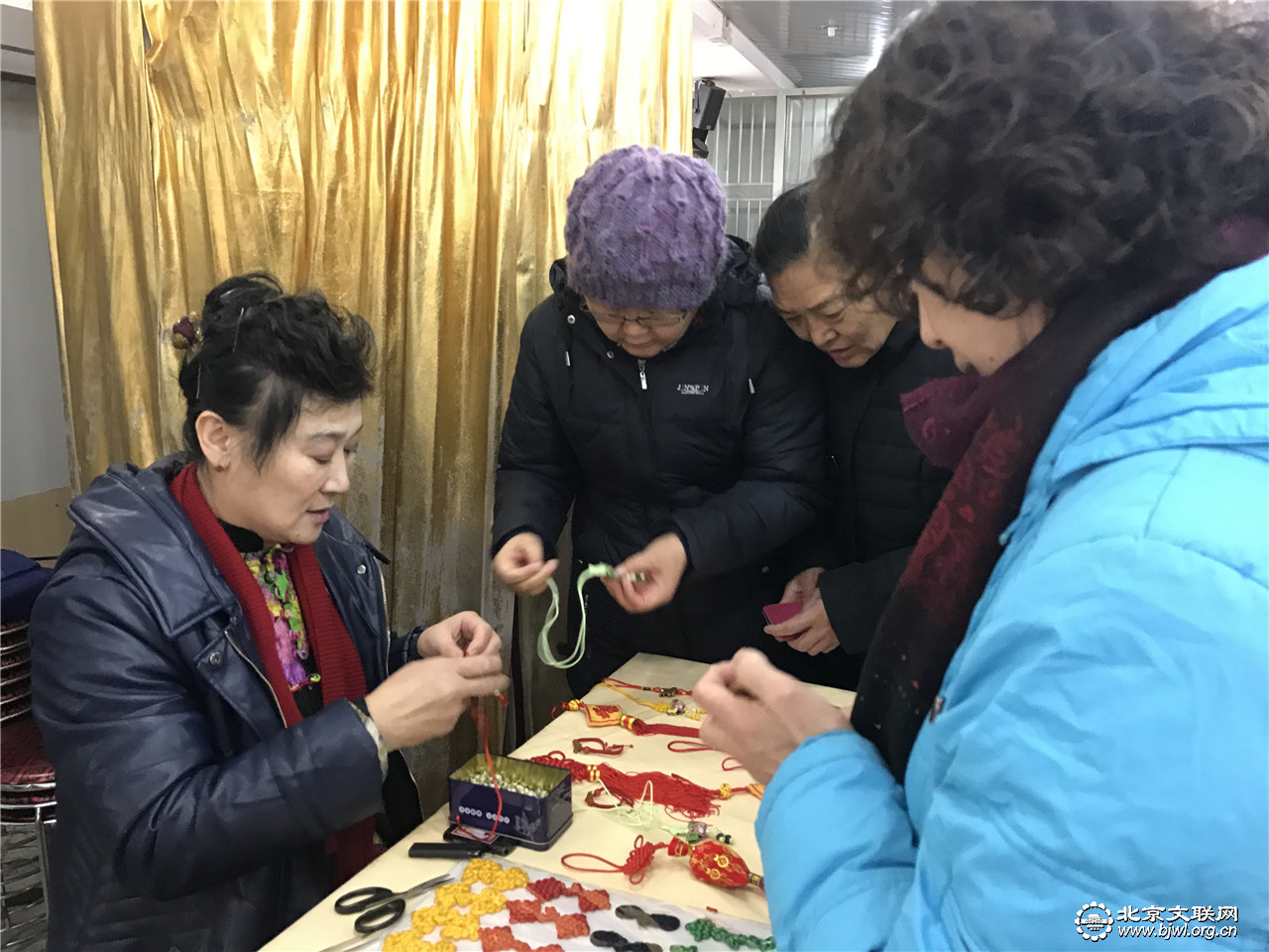 王宝桂老师教居民编中国结