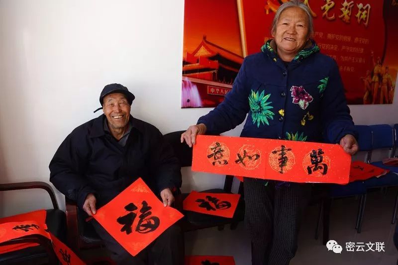 插图5：大爷大娘在家中收到对联福字喜笑颜开