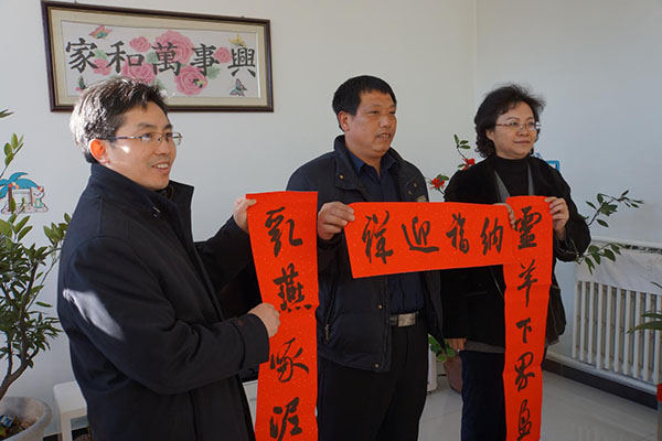 领导入户送春联并与村民合影 领导入户送春联并与村民合影