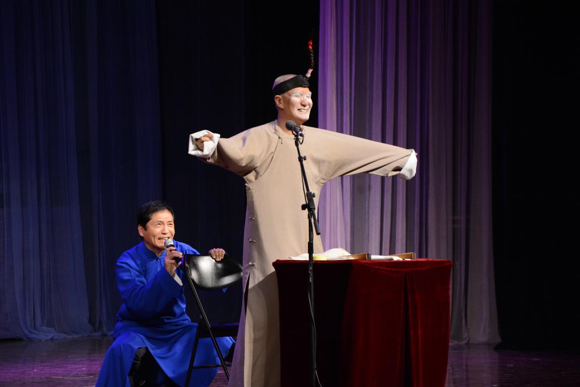 张志强、莫岐表演双簧《欢天喜地》.JPG